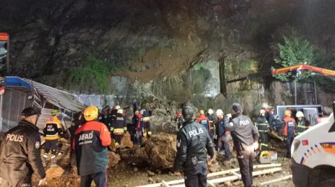 Samsun'da Heyelan; 4 Kişinin Bulunduğu Araç Kaya Parçalarının Altında Kaldı