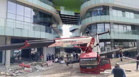 Mühürlü İnşaatta Vinç Devrildi