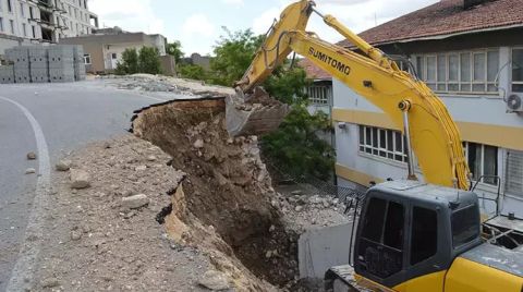 Yol ve İstinat Duvarı, Okulun Bahçesine Çöktü