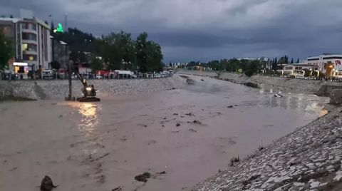 Kadirli'de Sağanak Yağış Sele Neden Oldu