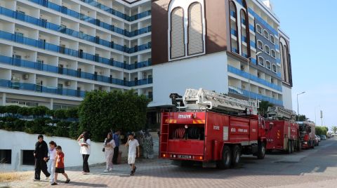 Antalya'da 5 Yıldızlı Otelde Yangın; Turistler Tahliye Edildi