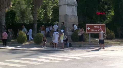 Antalya Müzesi'nin Yıkılmaması için Müze Önünde Toplandılar