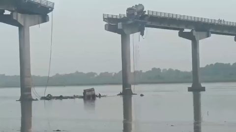 Hindistan'da Köprü Çöktü