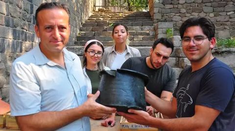 Pergamon'daki 'Mozaikli Ev'de 1400 Yıllık Bronz Kazan Bulundu