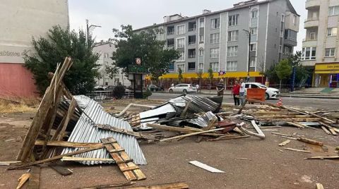 Sivas'ta Rüzgar Çatı Uçurdu