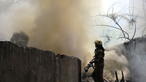 Yıkımına Başlanan 6 Katlı Binanın Bahçesinde Yangın Çıktı