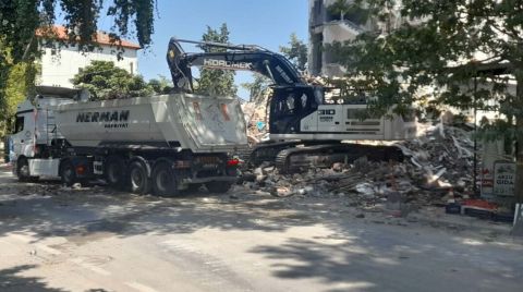 Sındırgı’da Hasarlı Binaların Yıkımına Başlandı