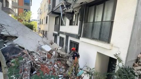 Yıkımı Yapılan Bina Yandaki Binanın Üzerine Devrildi