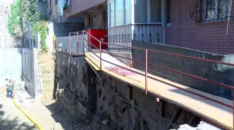 Temel Kazısında Yan Binanın Girişi Çöktü