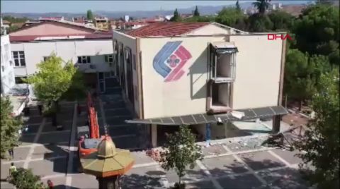 Sındırgı'da Depremde Hasar Gören Belediye Oteli Yıkıldı