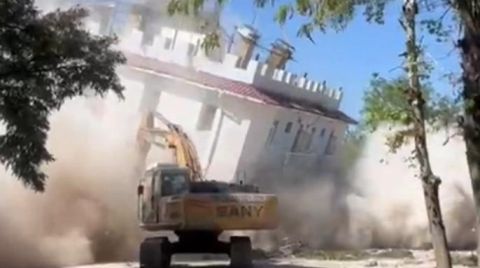 Diyarbakır'da Depremde Hasar Gören Eski Emniyet Binası Yıkıldı