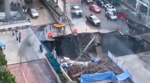 Tayland’da Yol Çöktü; 50 Metrelik Çukur Oluştu