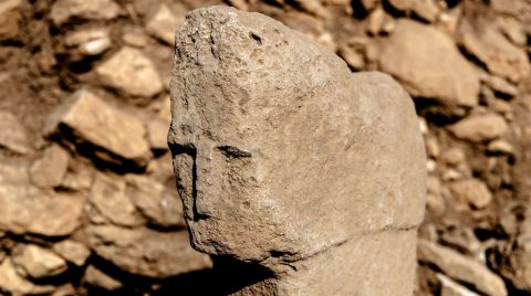 Karahantepe'de İnsan Yüzlü Dikilitaş Bulundu