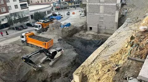 İnşaat Kazısında Toprak Kaydı, 17 Katlı Bina Tahliye Edildi