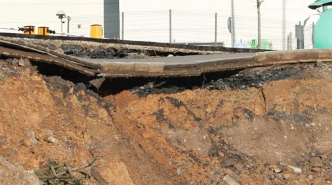 İstinat Duvarı İnşaat Sırasında Yıkıldı; Yol Çöktü