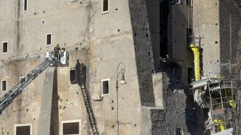 Roma’da Tarihi Kule Restorasyon Sırasında Çöktü