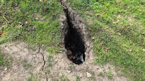 Eğirdir'de Meyve Bahçelerinde Obruk ve Yarıklar, Evlerin Duvarlarında Çatlaklar Oluştu