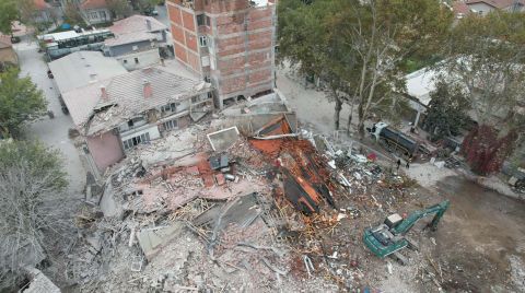 Sındırgı'da Yüksek Katlı Binaların Riskli Bölümleri Tıraşlanıyor