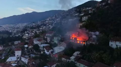 Bursa'da 2 Katlı Binada Çıkıp Çevre Evlere Sıçrayan Yangında 1 Kişi Hayatını Kaybetti