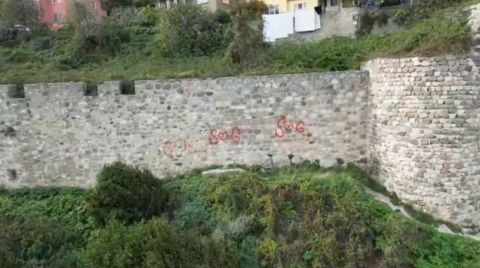 Tarihi Kalenin Duvarlarını Sprey Boyayla Boyadılar