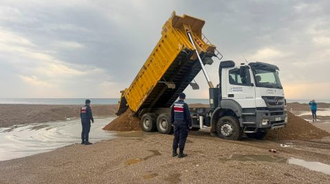 Sahilden Çalınan 50 Kamyon Kum Yerine Döküldü
