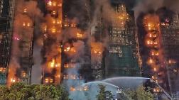 Hong Kong'daki Gökdelen Yangını Durdurulamıyor