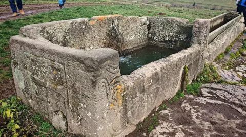 Doğa Yürüyüşünde, Su Oluğu Olarak Kullanılan Lahit Buldular