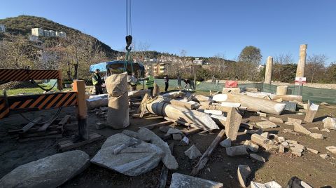 Amastris Antik Kenti'nde Roma Dönemine Ait Sütunlar Yerlerine Yerleştiriliyor