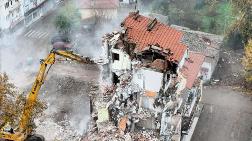 Sındırgı'da 27 Ekim'deki Depremde Ağır Hasar Alan Binalar Yıkılıyor