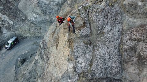 Yusufeli'de Kaya Riskine Karşı Endüstriyel Dağcılar Görevde