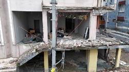 Avcılar'da Tahliye Edilen Binanın Balkonu Çöktü