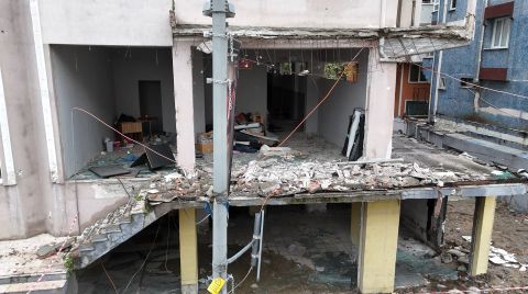 Avcılar'da Tahliye Edilen Binanın Balkonu Çöktü