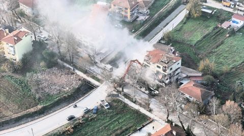 Sındırgı'da Ağır Hasarlı Binaların Yıkımı Sürüyor