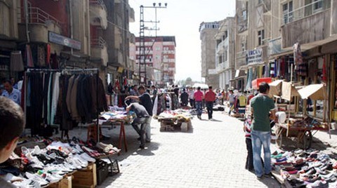İşportacılar üstgeçitleri istila etmiş, yol vermiyor