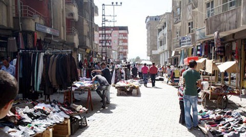 İşportacılar üstgeçitleri istila etmiş, yol vermiyor 